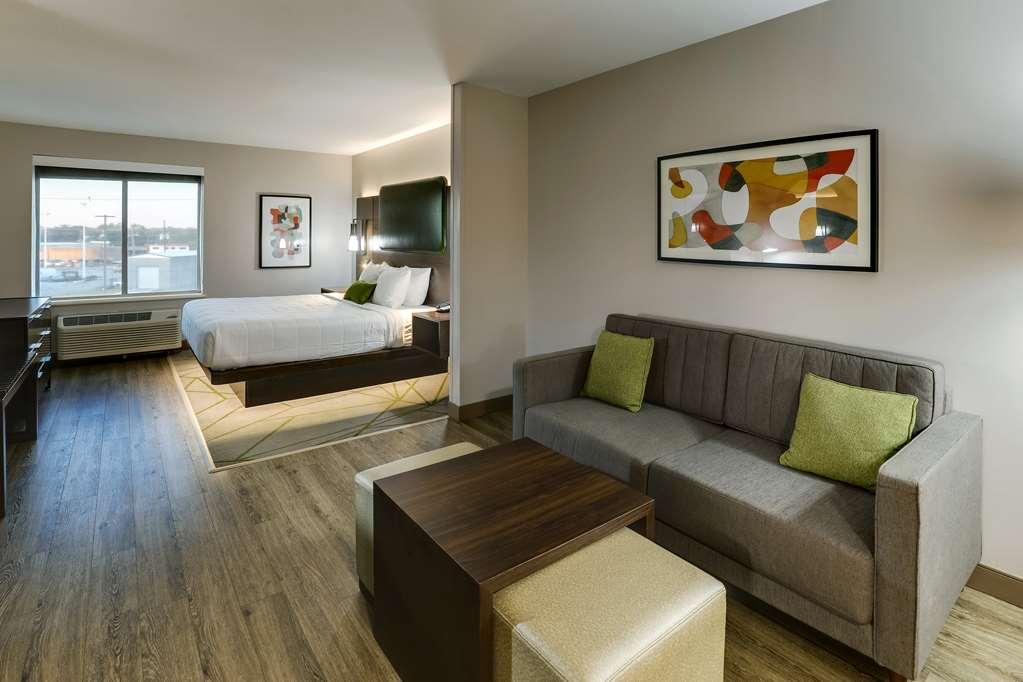 Best Western Plus Riata Hotel Brownwood Room photo